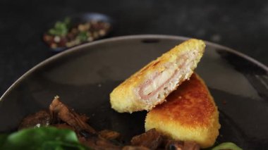 Pirzola Cordon Bleu tavuğu, jambon, peynir aperatifi sofrada taze gurme yemek arkaplanı rustik yemek üst görünümü fotokopi alanı