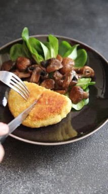 Pirzola Cordon Bleu tavuğu, jambon, peynir aperatifi sofrada taze gurme yemek arkaplanı rustik yemek üst görünümü fotokopi alanı