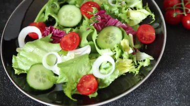 Salata sebze domates, salatalık, marul, yeşil yaprak marul, soğan iştah açıcı sebzeler taze gurme yemek arka plan kırsal gıda fotokopi alanı keto ve paleo diyeti vejetaryen gıdalar