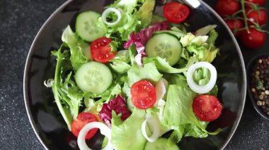 Salata sebze domates, salatalık, marul, yeşil yaprak marul, soğan iştah açıcı sebzeler taze gurme yemek arka plan kırsal gıda fotokopi alanı keto ve paleo diyeti vejetaryen gıdalar