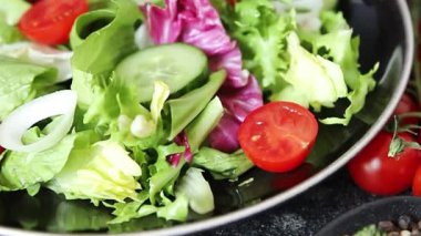 Salata sebze domates, salatalık, marul, yeşil yaprak marul, soğan iştah açıcı sebzeler taze gurme yemek arka plan kırsal gıda fotokopi alanı keto ve paleo diyeti vejetaryen gıdalar