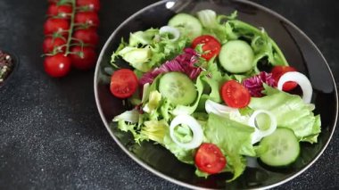 Salata sebze domates, salatalık, marul, yeşil yaprak marul, soğan iştah açıcı sebzeler taze gurme yemek arka plan kırsal gıda fotokopi alanı keto ve paleo diyeti vejetaryen gıdalar