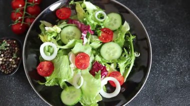 Salata sebze domates, salatalık, marul, yeşil yaprak marul, soğan iştah açıcı sebzeler taze gurme yemek arka plan kırsal gıda fotokopi alanı keto ve paleo diyeti vejetaryen gıdalar
