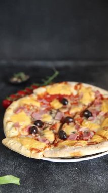 Pizza jambonu, mantar, zeytin, peynir aperatif sebze taze lezzetli gurme yemek arkaplanı masa rustik gıda üst görünümü fotokopi alanı