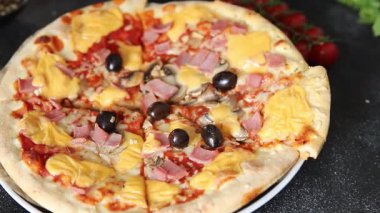 Pizza jambonu, mantar, zeytin, peynir aperatif sebze taze lezzetli gurme yemek arkaplanı masa rustik gıda üst görünümü fotokopi alanı