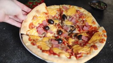 Pizza jambonu, mantar, zeytin, peynir aperatif sebze taze lezzetli gurme yemek arkaplanı masa rustik gıda üst görünümü fotokopi alanı
