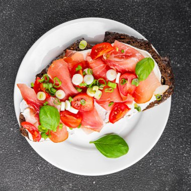 Jambon, domates, yeşillik taze lezzetli gurme yemek arkaplanı masa kırsal yiyeceklerin üst görünümü fotokopi alanı.