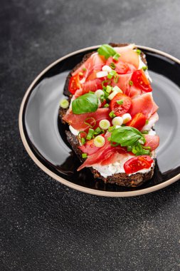 Jambon, domates, yeşillik taze lezzetli gurme yemek arkaplanı masa kırsal yiyeceklerin üst görünümü fotokopi alanı.