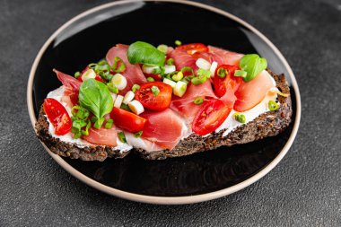 Jambon, domates, yeşillik taze lezzetli gurme yemek arkaplanı masa kırsal yiyeceklerin üst görünümü fotokopi alanı.