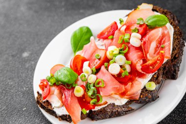 Jambon, domates, yeşillik taze lezzetli gurme yemek arkaplanı masa kırsal yiyeceklerin üst görünümü fotokopi alanı.