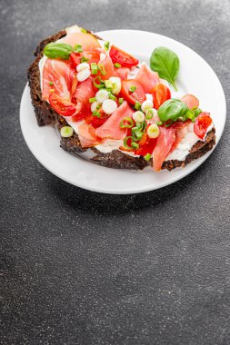 Jambon, domates, yeşillik taze lezzetli gurme yemek arkaplanı masa kırsal yiyeceklerin üst görünümü fotokopi alanı.