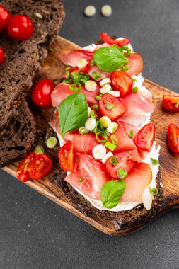 Jambon, domates, yeşillik taze lezzetli gurme yemek arkaplanı masa kırsal yiyeceklerin üst görünümü fotokopi alanı.