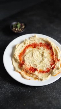 Humus nohutu sosu lezzetli aperatif sebze taze gurme vejetaryen ve vejetaryen yemek arka planı masa rustik gıda üst görünümü fotokopi alanı.