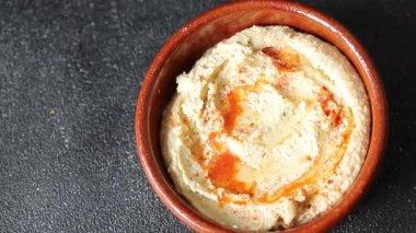 Humus nohutu sosu lezzetli aperatif sebze taze gurme vejetaryen ve vejetaryen yemek arka planı masa rustik gıda üst görünümü fotokopi alanı.