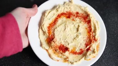 Humus nohutu sosu lezzetli aperatif sebze taze gurme vejetaryen ve vejetaryen yemek arka planı masa rustik gıda üst görünümü fotokopi alanı.