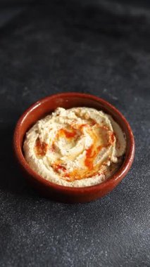 Humus nohutu sosu lezzetli aperatif sebze taze gurme vejetaryen ve vejetaryen yemek arka planı masa rustik gıda üst görünümü fotokopi alanı.