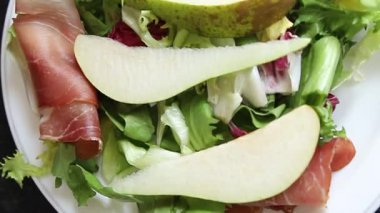 Salata armudu sebze yemeği taze lezzetli gurme yemek arkaplan masa rustik gıda üst görünüm fotokopi alanı