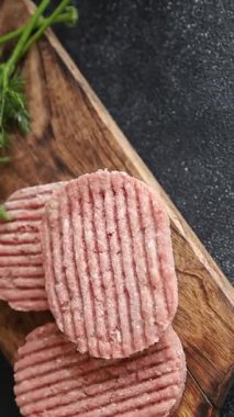 Et pirzolası çiğ domuz eti et yemeği organik lezzetli gurme yemek arka planı masa rustik gıda üst görünüm fotokopi alanı