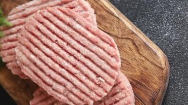 Et pirzolası çiğ domuz eti et yemeği organik lezzetli gurme yemek arka planı masa rustik gıda üst görünüm fotokopi alanı