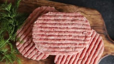 Et pirzolası çiğ domuz eti et yemeği organik lezzetli gurme yemek arka planı masa rustik gıda üst görünüm fotokopi alanı