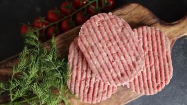 Et pirzolası çiğ domuz eti et yemeği organik lezzetli gurme yemek arka planı masa rustik gıda üst görünüm fotokopi alanı