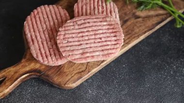 Et pirzolası çiğ domuz eti et yemeği organik lezzetli gurme yemek arka planı masa rustik gıda üst görünüm fotokopi alanı