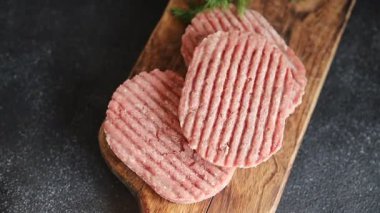 Et pirzolası çiğ domuz eti et yemeği organik lezzetli gurme yemek arka planı masa rustik gıda üst görünüm fotokopi alanı