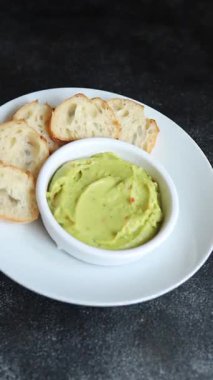 Guacamole dip avokado sosu soğuk aperatif sebze ürünü organik ürün taze lezzetli gurme yemek arkaplanı masa rustik gıda üst görünümü fotokopi alanı üzerinde 
