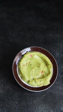 Guacamole dip avokado sosu soğuk aperatif sebze ürünü organik ürün taze lezzetli gurme yemek arkaplanı masa rustik gıda üst görünümü fotokopi alanı üzerinde 