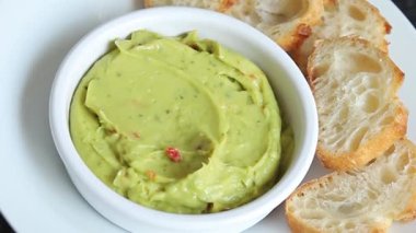 Guacamole dip avokado sosu soğuk aperatif sebze ürünü organik ürün taze lezzetli gurme yemek arkaplanı masa rustik gıda üst görünümü fotokopi alanı üzerinde 