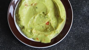 Guacamole dip avokado sosu soğuk aperatif sebze ürünü organik ürün taze lezzetli gurme yemek arkaplanı masa rustik gıda üst görünümü fotokopi alanı üzerinde 