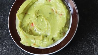 Guacamole dip avokado sosu soğuk aperatif sebze ürünü organik ürün taze lezzetli gurme yemek arkaplanı masa rustik gıda üst görünümü fotokopi alanı üzerinde 