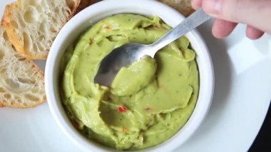 Guacamole dip avokado sosu soğuk aperatif sebze ürünü organik ürün taze lezzetli gurme yemek arkaplanı masa rustik gıda üst görünümü fotokopi alanı üzerinde 