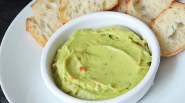 Guacamole dip avokado sosu soğuk aperatif sebze ürünü organik ürün taze lezzetli gurme yemek arkaplanı masa rustik gıda üst görünümü fotokopi alanı üzerinde 