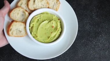 Guacamole dip avokado sosu soğuk aperatif sebze ürünü organik ürün taze lezzetli gurme yemek arkaplanı masa rustik gıda üst görünümü fotokopi alanı üzerinde 