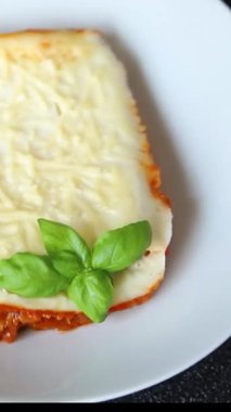 Lazanya eti beşamel, domates sosu, sebze sebzesi organik ürün taze lezzetli gurme yemek arkaplanı masa rustik gıda üst görünümü fotokopi alanı.