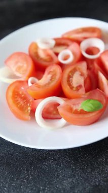 Salata domatesli sebze yemeği organik ürün taze gurme yemek arkaplanı masa rustik gıda üst görünüm fotokopi alanı