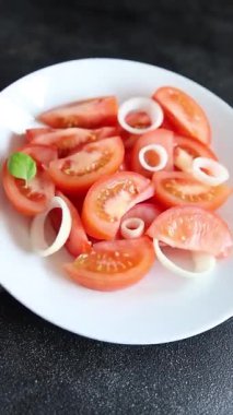 Salata domatesli sebze yemeği organik ürün taze gurme yemek arkaplanı masa rustik gıda üst görünüm fotokopi alanı