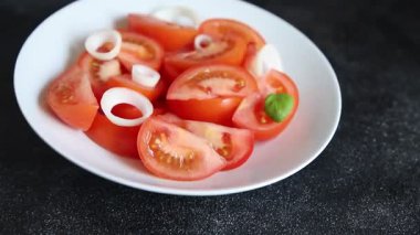 Salata domatesli sebze yemeği organik ürün taze gurme yemek arkaplanı masa rustik gıda üst görünüm fotokopi alanı