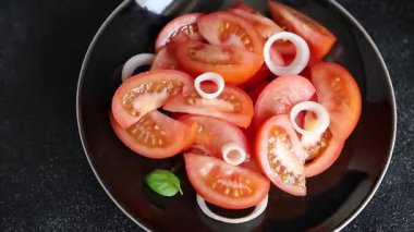 Salata domatesli sebze yemeği organik ürün taze gurme yemek arkaplanı masa rustik gıda üst görünüm fotokopi alanı