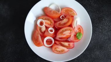 Salata domatesli sebze yemeği organik ürün taze gurme yemek arkaplanı masa rustik gıda üst görünüm fotokopi alanı