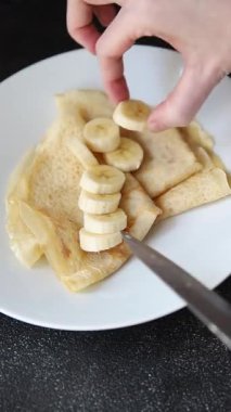 Krep tatlı muz şurubu gözlemeleri kahvaltı yemeği tatlı organik ürün lezzetli gurme yemek arkaplanı masa rustik gıda üst görünümü fotokopi alanı