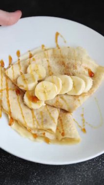 Krep tatlı muz şurubu gözlemeleri kahvaltı yemeği tatlı organik ürün lezzetli gurme yemek arkaplanı masa rustik gıda üst görünümü fotokopi alanı