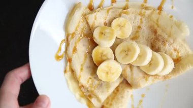 Krep tatlı muz şurubu gözlemeleri kahvaltı yemeği tatlı organik ürün lezzetli gurme yemek arkaplanı masa rustik gıda üst görünümü fotokopi alanı