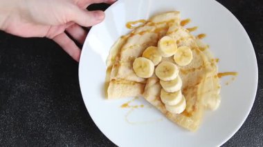 Krep tatlı muz şurubu gözlemeleri kahvaltı yemeği tatlı organik ürün lezzetli gurme yemek arkaplanı masa rustik gıda üst görünümü fotokopi alanı