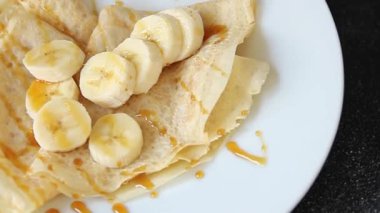 Krep tatlı muz şurubu gözlemeleri kahvaltı yemeği tatlı organik ürün lezzetli gurme yemek arkaplanı masa rustik gıda üst görünümü fotokopi alanı