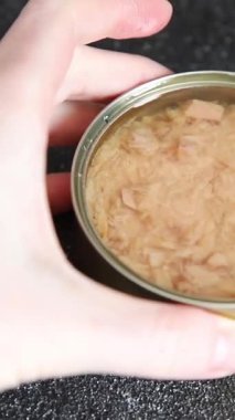 Ton balığı konservesi deniz ürünleri iştah açıcı organik ürün taze lezzetli gurme yemek arkaplanı masa üstü yemekleri fotokopi alanı keto ve paleo pescetarian diyet