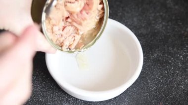 Ton balığı konservesi deniz ürünleri iştah açıcı organik ürün taze lezzetli gurme yemek arkaplanı masa üstü yemekleri fotokopi alanı keto ve paleo pescetarian diyet