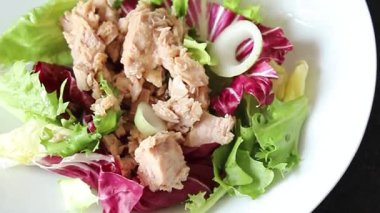 Ton balığı konservesi, yeşil yaprak, marul, meze, organik sebze, lezzetli gurme, arka plan, masa, köy manzarası, fotokopi, vejetaryen diyeti.