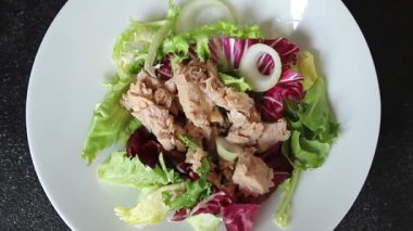 Ton balığı konservesi, yeşil yaprak, marul, meze, organik sebze, lezzetli gurme, arka plan, masa, köy manzarası, fotokopi, vejetaryen diyeti.